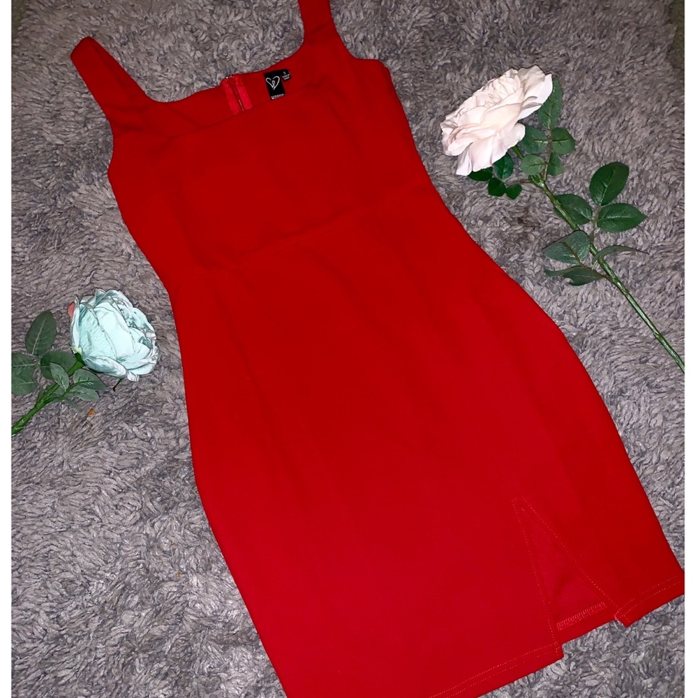 Red Windsor Dress with Slit ♥️